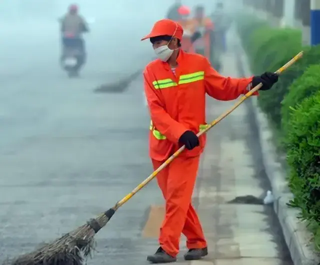 环卫工人工作时应该用什么态度_环卫工人的看法_环卫工人态度恶劣怎么办